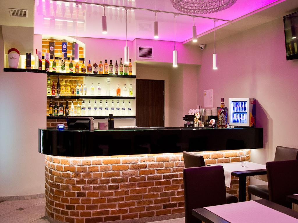 Hotel Fryderyk Nysa Bagian luar foto
