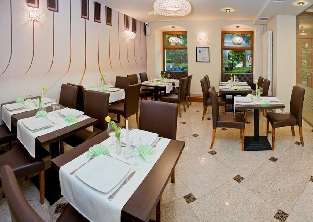 Hotel Fryderyk Nysa Bagian luar foto