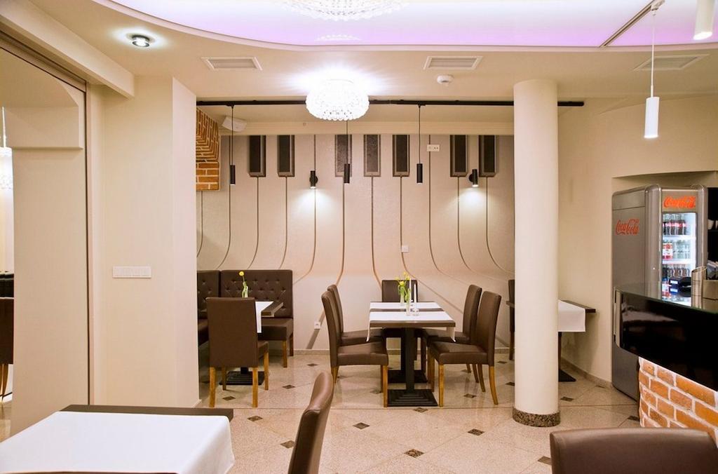 Hotel Fryderyk Nysa Bagian luar foto